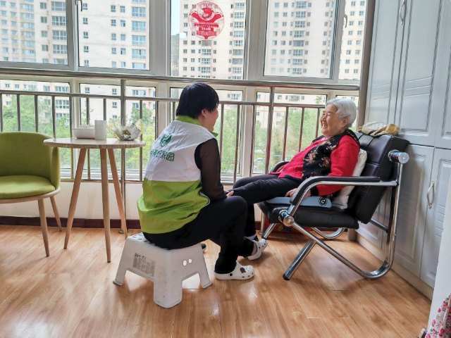 住家老年護(hù)理員吳詠梅正在幫助老人按摩.jpg